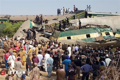 Lực lượng chức năng được triển khai cứu hộ và khắc phục hậu quả tại hiện trường vụ hai tàu hỏa va chạm tại huyện Ghotki, tỉnh Sindh, miền Nam Pakistan ngày 7/6/2021. (Nguồn: THX/TTXVN) 