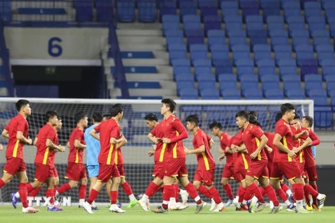 Hình ảnh các cầu thủ đội tuyển Việt Nam làm quen sân Al Maktoum