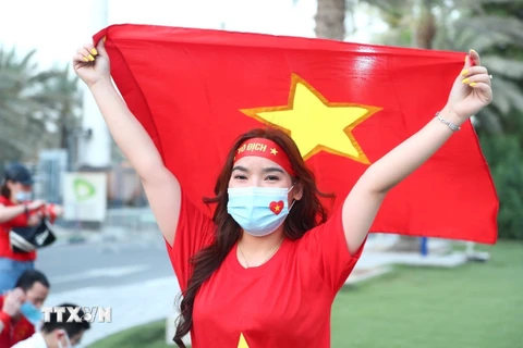 Hình ảnh cổ động viên tại Dubai 'tiếp lửa' cho đội tuyển Việt Nam