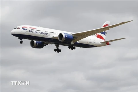 Máy bay của hãng hàng không British Airways chuẩn bị hạ cánh xuống sân bay Heathrow ở London, Anh ngày 8/6/2020. (Nguồn: AFP/TTXVN) 