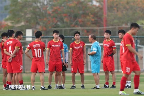 Huấn luyện viên Park Hang-seo nói chuyện với các cầu thủ đá chính. (Ảnh: Hoàng Linh/TTXVN) 