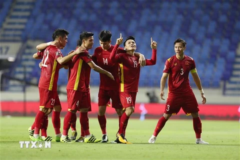 Quang Hải ăn mừng cùng đồng đội khi ghi bàn nâng tỷ số lên 2-0 ở phút thứ 62 trong trận gặp Indonesia. (Ảnh: Hoàng Linh/TTXVN) 