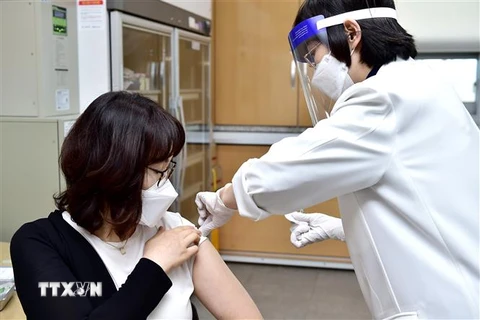 Một nhân viên y tế được tiêm vaccine ngừa COVID-19 tại Jecheon, tỉnh Bắc Chungcheong, Hàn Quốc ngày 26/2/2021. (Nguồn: Yonhap/TTXVN) 