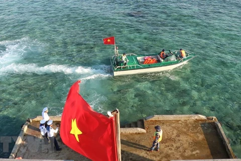 Xuồng tuần tra trên đảo Đá Thị. (Ảnh: Sỹ Tuyên/TTXVN) 