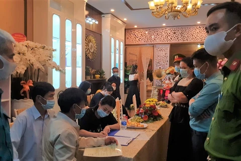 Cơ quan chức thành phố Bảo Lộc kiểm tra, xử lý vi phạm tại thẩm mỹ viện Minh Châu Asian Luxury vào chiều tối 1/6. (Nguồn: thanhnien.vn) 