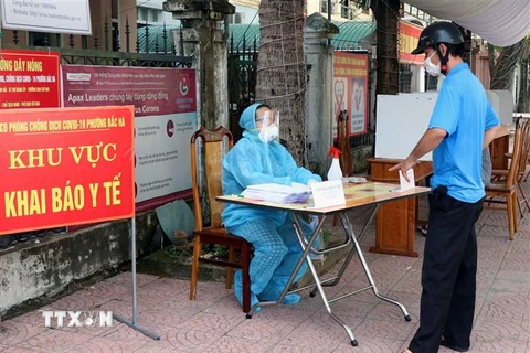 Trạm y tế phường Bắc Hà, thành phố Hà Tĩnh hướng dẫn người dân khai báo y tế và lấy mẫu xét nghiệm. (Ảnh: Công Tường/TTXVN) 