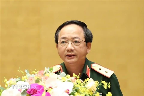 Trung tướng Trịnh Văn Quyết, Phó Chủ nhiệm Tổng cục Chính trị Quân đội Nhân dân Việt Nam, trình bày tham luận tại hội nghị. (Ảnh: Phương Hoa/TTXVN) 