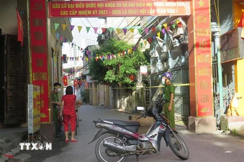 Các lực lượng chức năng tiến hành phong tỏa các trục đường dẫn vào khu dân cư ở phường Hà Huy Tập, thành phố Vinh, Nghệ An. (Ảnh: Nguyễn Văn Nhật/TTXVN) 