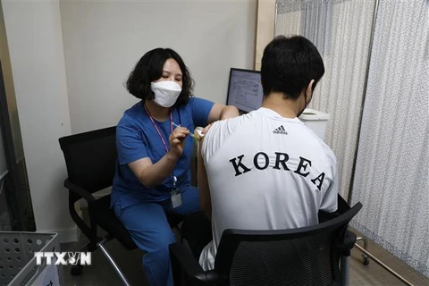 Tiêm vaccine ngừa COVID-19 tại Seoul, Hàn Quốc, ngày 29/4/2021. (Nguồn: AFP/TTXVN) 