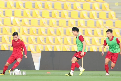 Hình ảnh đội tuyển Việt Nam tập luyện, làm quen sân Zabeel