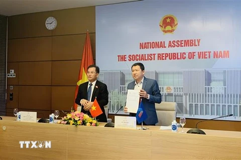 Đoàn đại biểu Quốc hội Việt Nam tham gia ký thông qua Báo cáo Hội nghị AIPA Caucus 12. (Ảnh: Việt Đức/TTXVN) 
