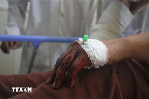 Nhân viên y tế bị thương trong vụ tấn công tại Jalalabad, tỉnh Nangarhar, Afghanistan, ngày 15/6/2021. (Nguồn: THX/TTXVN) 