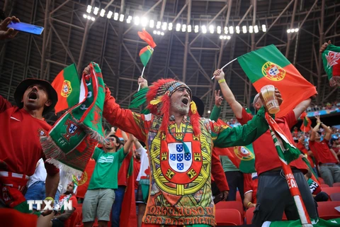 Cổ động viên Bồ Đào Nha mừng chiến thắng. (Ảnh: AFP/TTXVN) 