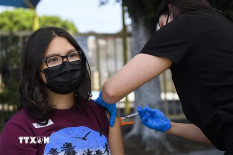 Nhân viên y tế tiêm vaccine ngừa COVID-19 cho người dân tại Los Angeles, bang California, Mỹ ngày 14/5/2021. (Nguồn: AFP/TTXVN) 