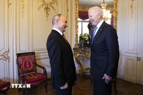Tổng thống Mỹ Joe Biden (phải) và người đồng cấp Nga Vladimir Putin tại cuộc gặp ở Geneva, Thụy Sĩ ngày 16/6/2021. (Nguồn: AFP/TTXVN) 