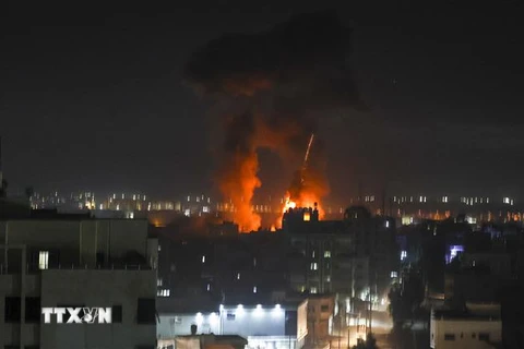 Khói lửa bốc lên sau một vụ ném bom của Israel xuống thành phố Gaza ngày 16/6/2021. (Nguồn: AFP/TTXVN) 