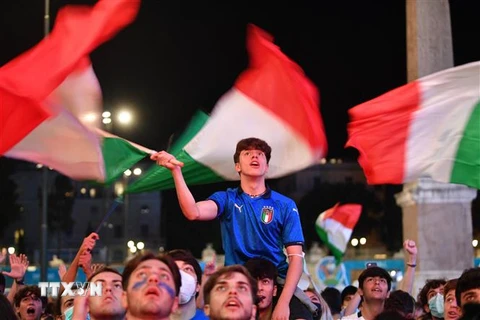 Cổ động viên đội tuyển Italy mừng chiến thắng trước đội tuyển Thụy Sĩ. (Nguồn: AFP/TTXVN) 