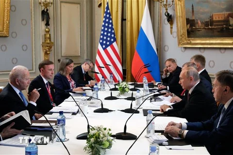 Tổng thống Mỹ Joe Biden (trái) và Tổng thống Nga Vladimir Putin (thứ 2, phải) trong cuộc hội đàm mở rộng tại Geneva, Thụy Sĩ, ngày 16/6/2021. (Nguồn: AFP/TTXVN) 