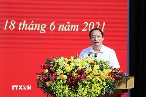 Chủ tịch Ủy ban Nhân dân tỉnh Hưng Yên Trần Quốc Văn phát biểu phát động hưởng ứng phòng, chống dịch COVID-19. (Ảnh: Đinh Tuấn/TTXVN) 