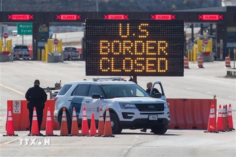 Cửa khẩu biên giới Canada-Mỹ tại Lansdowne, Ontario (Canada) đóng cửa đối với hoạt động đi lại không thiết yếu do dịch COVID-19, ngày 22/3/2020. (Nguồn: AFP/TTXVN) 