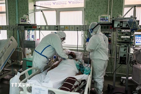 Nhân viên y tế điều trị cho bệnh nhân COVID-19 tại bệnh viện ở Moskva, Nga. (Nguồn: AFP/TTXVN) 