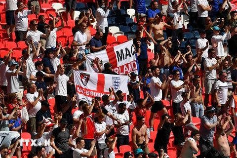 Các cổ động viên Anh mừng chiến thắng trên sân Wembley. (Nguồn: AFP/TTXVN) 