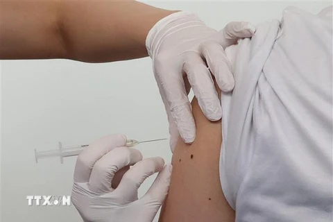 Tiêm chủng vaccine ngừa COVID-19. (Nguồn: AFP/TTXVN) 
