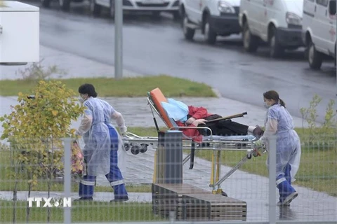 Nhân viên y tế chuyển bệnh nhân COVID-19 vào một bệnh viện ở Moskva, Nga. (Nguồn: AFP/TTXVN) 