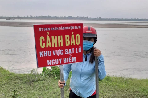 Huyện Ba Vì cắm biển cảnh báo sự cố sạt lở kè Cổ Đô. (Nguồn: hanoimoi.com.vn) 