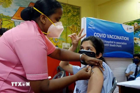 Nhân viên y tế tiêm vaccine ngừa COVID-19 cho người dân tại Kolkata, Ấn Độ. (Ảnh: THX/TTXVN) 
