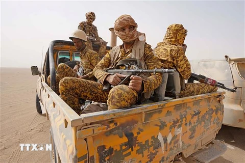 Các tay súng thuộc các lực lượng thân chính phủ Yemen giao tranh với phiến quân Houthi tại Marib, miền Bắc Yemen. (Ảnh: AFP/TTXVN) 