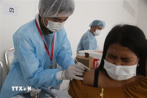 Nhân viên y tế tiêm vaccine ngừa COVID-19 cho người dân tại Phnom Penh, Campuchia ngày 1/6/2021. (Nguồn: THX/TTXVN) 