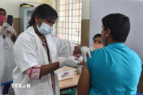 Nhân viên y tế tiêm vaccine ngừa COVID-19 cho người dân tại Hyderabad, Ấn Độ ngày 3/6/2021. (Nguồn: THX/TTXVN) 