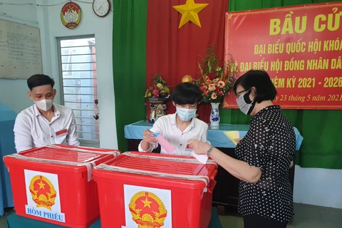 Các cử tri tại điểm phiếu số 10, khu phố chợ phường Lái Thiêu, thành phố Thuận An (Bình Dương) đi bầu cử. (Ảnh: Huyền Trang/TTXVN) 