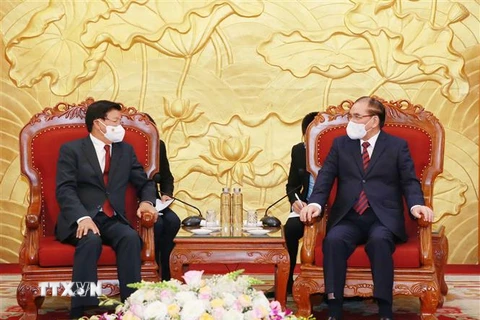 Tổng Bí thư, Chủ tịch nước Lào Thongloun Sisoulith gặp nguyên Tổng Bí thư Nông Đức Mạnh. (Ảnh: Phương Hoa/TTXVN) 