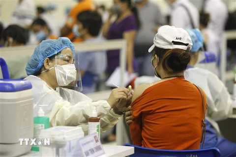 Người lao động Thành phố Hồ Chí Minh được tiêm vaccine phòng COVID-19. (Ảnh: Thanh Vũ/TTXVN) 