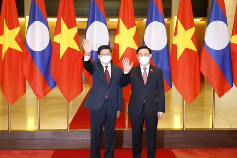 Chủ tịch Quốc hội Vương Đình Huệ và Tổng Bí thư, Chủ tịch nước Lào Thongloun Sisoulith. (Ảnh: Doãn Tấn/TTXVN) 