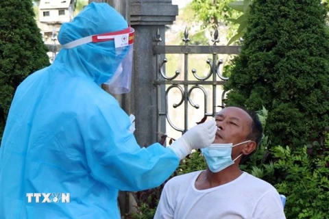 Lực lượng y tế lấy mẫu xét nghiệm cho người dân tại thôn Đông Hà 2 xã Thạch Long huyện Thạch Hà, tỉnh Hà Tĩnh. (Ảnh: Công Tường/TTXVN) 