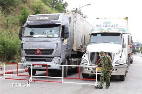 Lực lượng biên phòng Cửa khẩu Quốc tế Hữu Nghị (Lạng Sơn) phân luồng xe trở hàng, tránh tập trung đông người và phương tiện. (Ảnh: Quang Duy/TTXVN) 