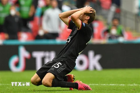 Vẻ tiếc nuối của tiền đạo Đức Thomas Mueller sau khi bỏ lỡ cơ hội ghi bàn trong trận gặp Anh ở vòng 16 đội, Vòng chung kết EURO 2020, trên sân vận động Wembley ở London, Anh, ngày 29/6/2021. (Ảnh: AFP/TTXVN) 
