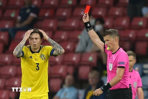 Trung vệ Thụy Điển Marcus Danielson (trái) bị truất quyền thi đấu sau khi nhận thẻ đỏ từ trọng tài Daniele Orsato trong trận đấu gặp Ukraine ở vòng 16 đội, vòng chung kết EURO 2020 trên sân Glasgow, Scotland, ngày 29/6/2021. (Nguồn: AFP/TTXVN) 