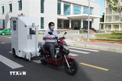 Thiết bị có thể di chuyển dễ dàng bằng xe máy điện hoặc kéo tay với hệ thống cơ khí linh hoạt. (Ảnh: Văn Dũng/TTXVN) 