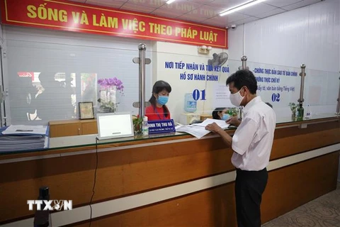 Người dân làm các thủ tục hành chính tại phường Cầu Dền, quận Hai Bà Trưng, thành phố Hà Nội. (Ảnh: Mạnh Khánh/TTXVN) 