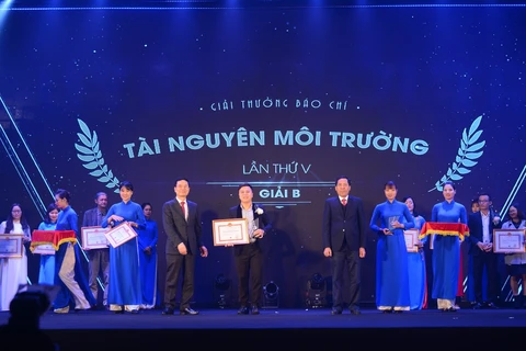 Nhà báo Võ Mạnh Hùng, Báo Điện tử VietnamPlus, trong một lần nhận giải thưởng Giải báo chí tài nguyên và môi trường. (Ảnh: Vũ Võ/Vietnam+) 