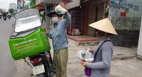 [Video] Xe phát cơm di động miễn phí lan tỏa khắp TP Hồ Chí Minh
