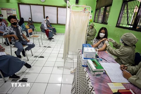 Nhân viên y tế tiêm vaccine phòng COVID-19 cho người dân tại Jakarta, Indonesia, ngày 1/7/2021. (Nguồn: THX/TTXVN) 