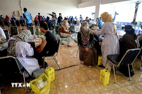 Nhân viên y tế tiêm vaccine phòng COVID-19 cho người dân tại Nam Tangerang, Indonesia, ngày 29/6/2021. (Nguồn: THX/TTXVN) 