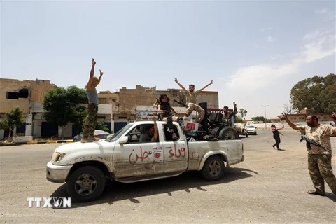 Lực lượng ủng hộ Chính phủ do Liên hợp quốc bảo trợ tại khu vực Qasr bin Ghashir, phía Nam Tripoli, Libya ngày 4/6/2020. (Nguồn: THX/TTXVN) 