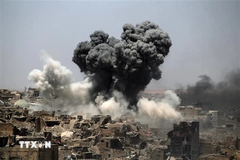 Khói bốc lên sau một cuộc không kích của Mỹ tại thành phố Mosul, Iraq. (Nguồn: AFP/TTXVN) 