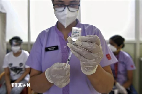 Nhân viên y tế chuẩn bị tiêm vaccine Covaxin phòng COVID-19 cho người dân tại Bangalore, Ấn Độ, ngày 18/6/2021. (Nguồn: AFP/TTXVN) 